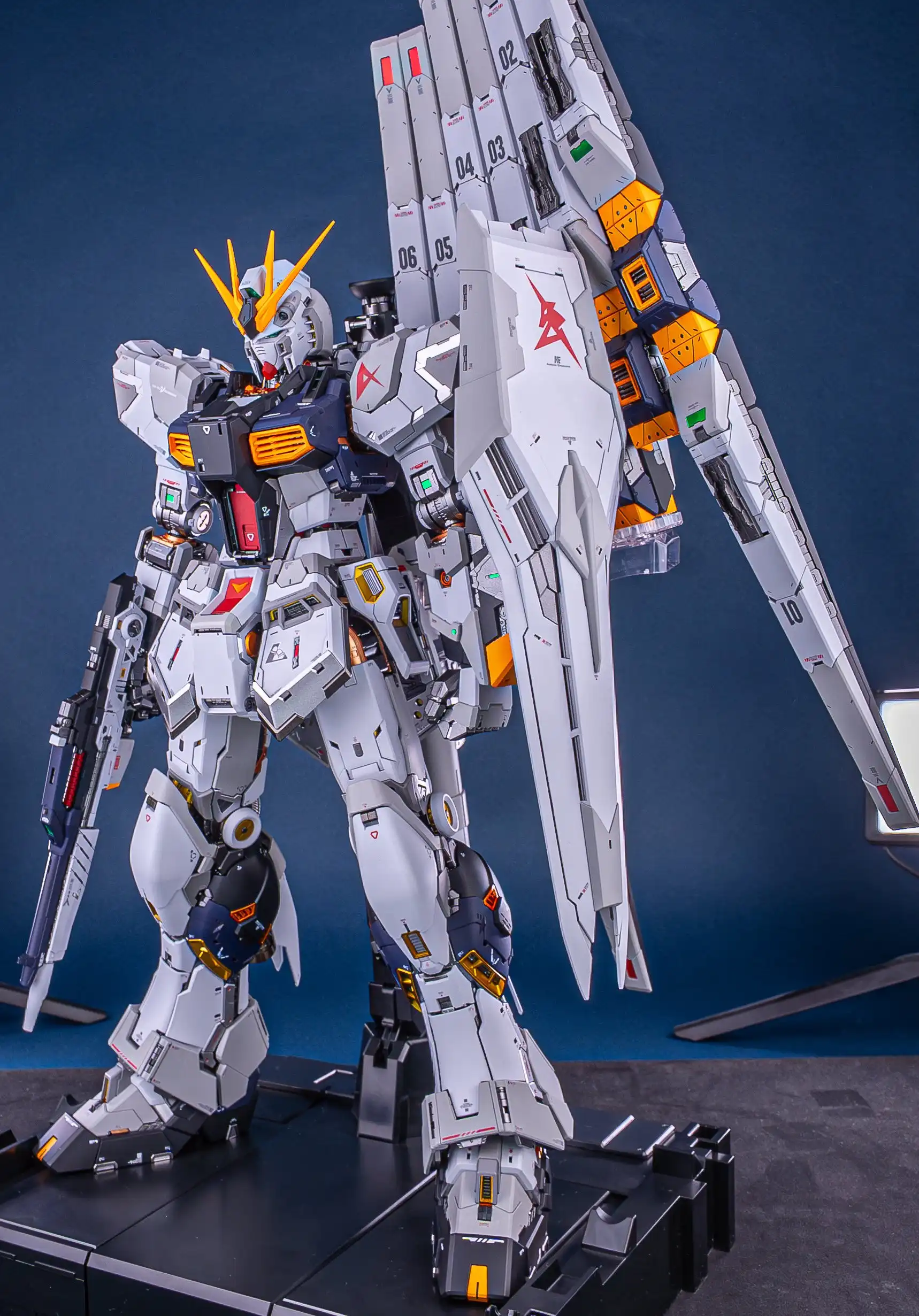 PG UNLEASHED 160 ν Gundam Double Fin Funnel Myniatures