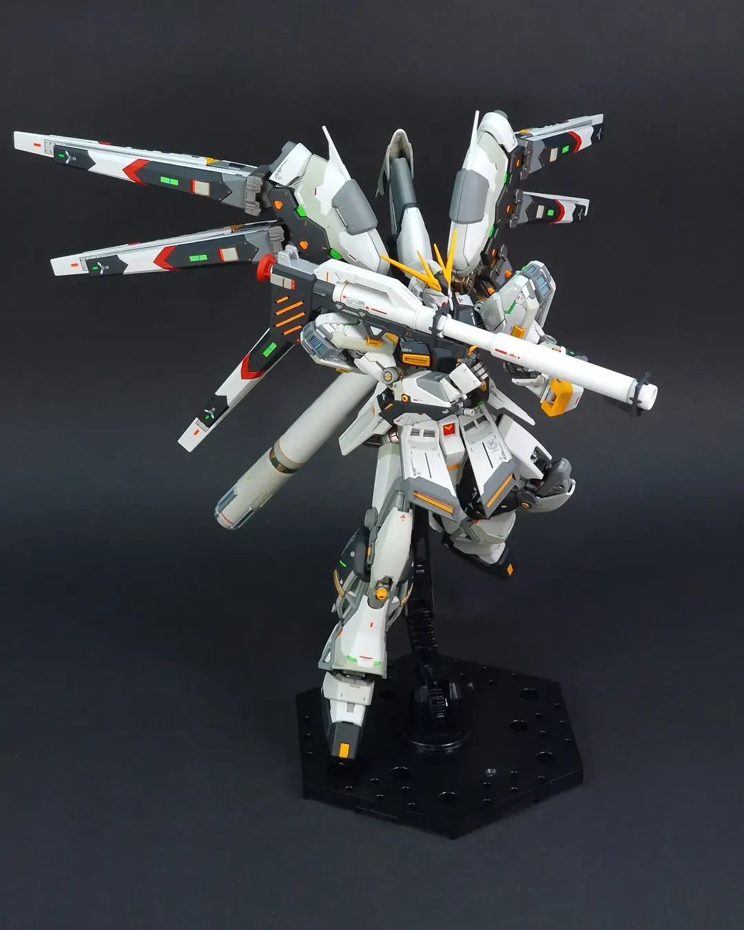 RG Hi-v Gundam with RX-93 Nu Gundam Colors Myniatures (10)